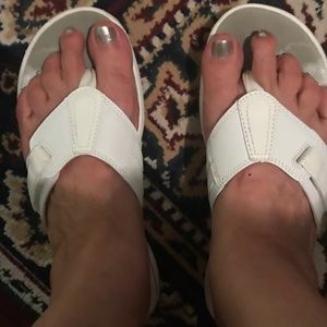 Clarks white flip flops size 8